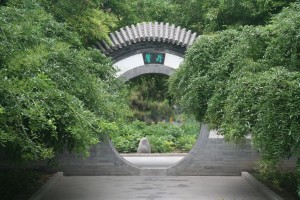 Petite porte ronde vers un petit jardin