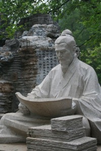 Serait-ce Confucius? Il y a un air de ressemblance en tout cas...