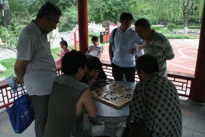Les joueurs de go... sous l'oeil attentif des connaisseurs