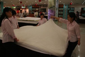 Atelier de fabrication d'objet en soie (ici, un édredon)