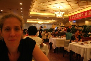 Petit resto intime (là, on ne voit que le quart de la salle... du rez-de-chaussée)
