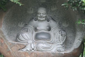 Dans le parc, une statue du Bouddha rieur. Marie dit qu'il lui fait penser à quelqu'un... Je ne vois pas de qui elle parle! Dans le parc, une statue du Bouddha rieur. Marie dit qu'il lui fait penser à quelqu'un... Je ne vois pas de qui elle parle!