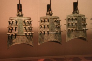 Cloches à deux tons (pour les connaisseurs: la musique chinoise est pentatonique. On est bien d'accord: ceci n'a rien à voir avec cela ;-)) Cloches à deux tons (pour les connaisseurs: la musique chinoise est pentatonique. On est bien d'accord: ceci n'a rien à voir avec cela ;-))