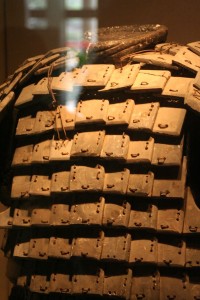 Ça rigolait pas d'être soldat: "armure" en pierre!