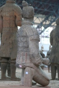 Archer agenouillé