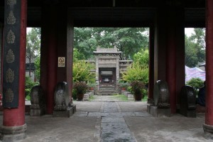 Elle est plutôt conçue sur le modèle des temples: des pavillons articulés autour de cours successives Elle est plutôt conçue sur le modèle des temples: des pavillons articulés autour de cours successives