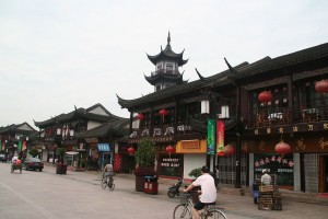 L'entrée de la ville Zhouzhuang est un piétonnier, fort agréable ma foi ;-)