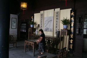 Visite de la maison Shen (à l'avant-plan, Madame Han)