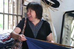 Au magasin de tissus, Madame Han nous aide à négocier; elle est dure en affaires!
