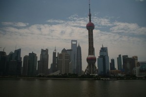 Ville nouvelle de Pudong (rive droite). A l'avant-plan, la tour TV; à l'arrière, en forme de décapsuleur, le centre financier: 571m de haut! Ville nouvelle de Pudong (rive droite). A l'avant-plan, la tour TV; à l'arrière, en forme de décapsuleur, le centre financier: 571m de haut!