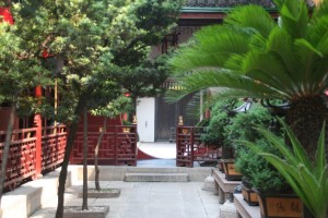 Petit jardin zen dans l'enceinte du temple
