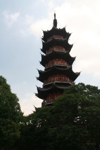 A l'extérieur du temple, juste devant l'entrée, une pagode à 9 étages