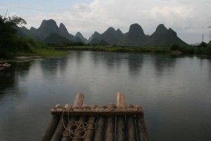 Le paysage se déroule paisiblement devant notre bamboo raft