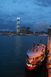 Le Financial Center et, à l'avant-plan, le légendaire Star Ferry