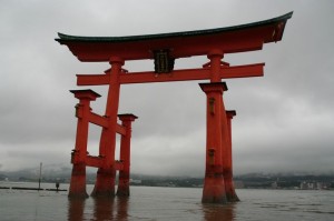 Le torii de miyajima qui commence à avoir les pieds dans l'eau