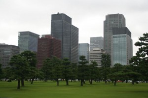 On se retourne... et voici la vue de la ville qui s'offre à nous!