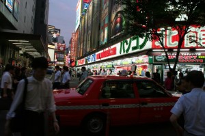 Enseignes lunieuses près de Shinjuku