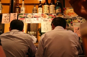 Le resto du soir (deux salarymen installés au comptoir)