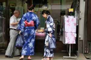 Quelques dames portent encore le kimono