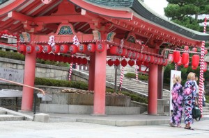 La porte du temple Inari (avec deux touristes déguisées)