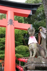 Partout dans le temples, des renards avec une petite bavette rouge