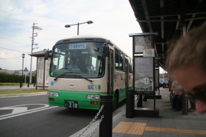 C'est notre bus? Ben oui, c'est marqué "Horyu-Ji"! Tu sais pas lire ou quoi?